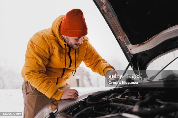 car breakdown on a snowy winter day - winter testing imagens e fotografias de stock