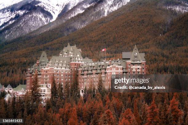 castle in the mountain- fairmont banff springs hotel - banff springs hotel stockfoto's en -beelden