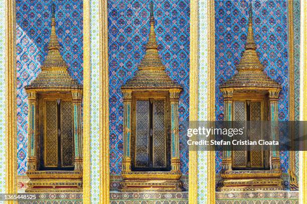 windows with thai style fine art in grand palace landmark of bangkok thailand - wat pho - fotografias e filmes do acervo