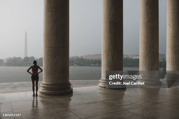 jogger steigt aus einem gewitter in washington dc - denkmal stock-fotos und bilder