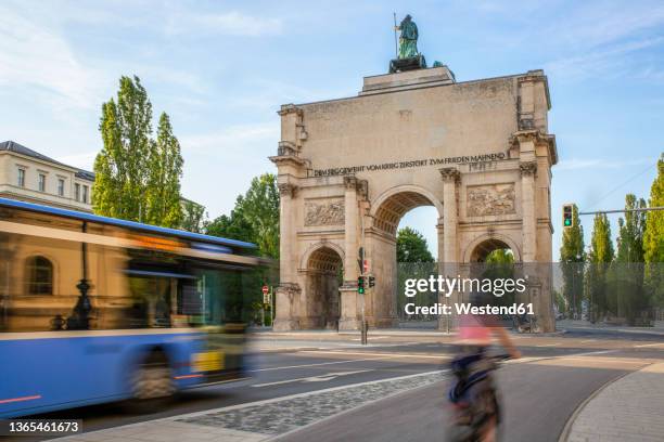 germany, bavaria, munich, traffic in front ofsiegestorgate - bus front ストックフォトと画像