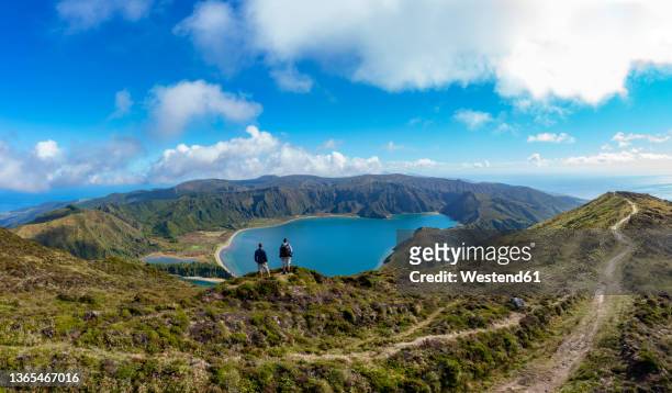 hikers on miradouro do pico da barrosa looking at lagoa do fogo, sao miguel island, portugal - azores stock pictures, royalty-free photos & images
