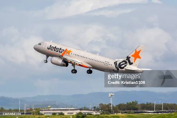 jetstar airbus a320 saliendo del aeropuerto internacional de brisbane - fuselage fotografías e imágenes de stock