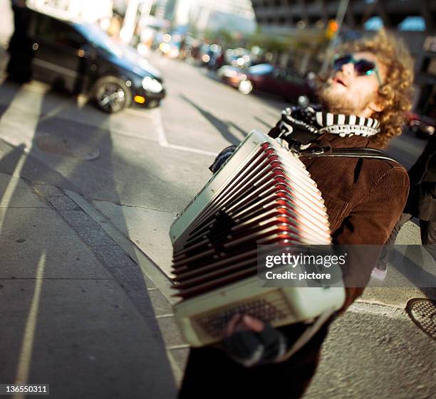 acordeonista (arte de rua - accordionist - fotografias e filmes do acervo