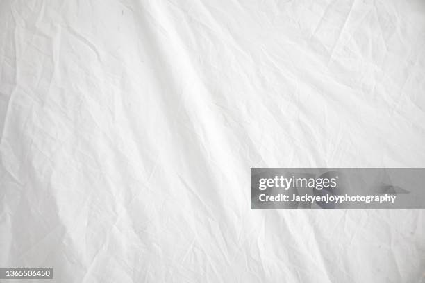 white textile fabric abstract textured background - sheet bedding stock-fotos und bilder