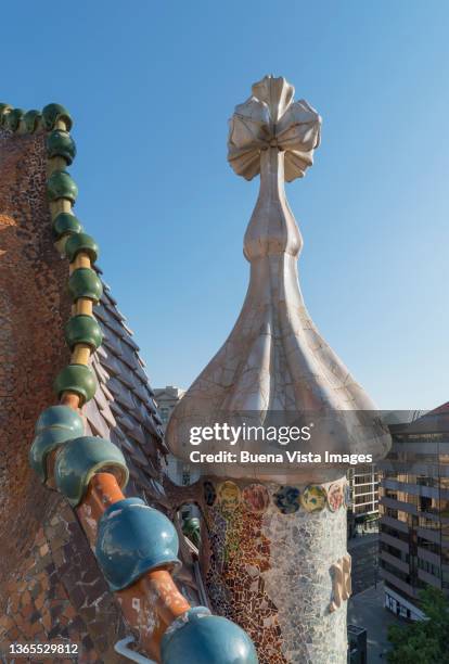 barcelona.  casa battlo, designed by antonio gaudi - casa exterior stockfoto's en -beelden