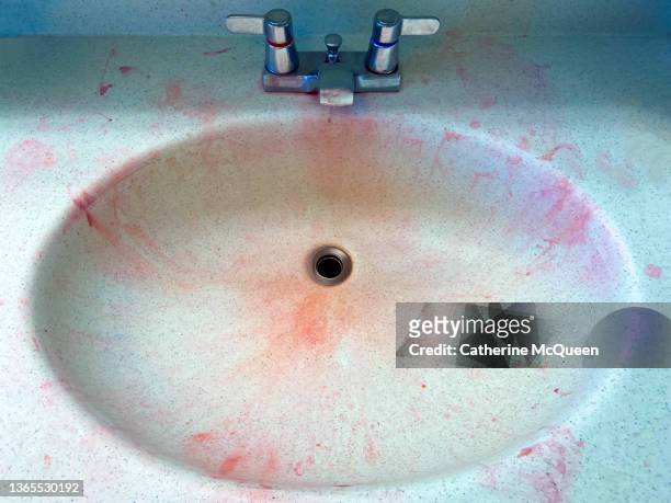 red hair dye stains left in bathroom sink - dyed red hair fotografías e imágenes de stock