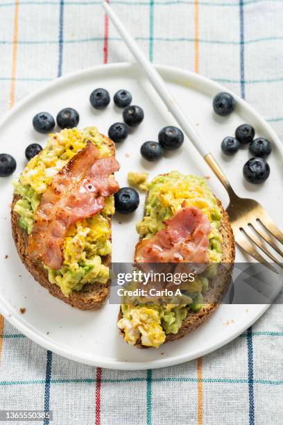 breakfast brown bread with avocado and bacon - ovo mexido imagens e fotografias de stock