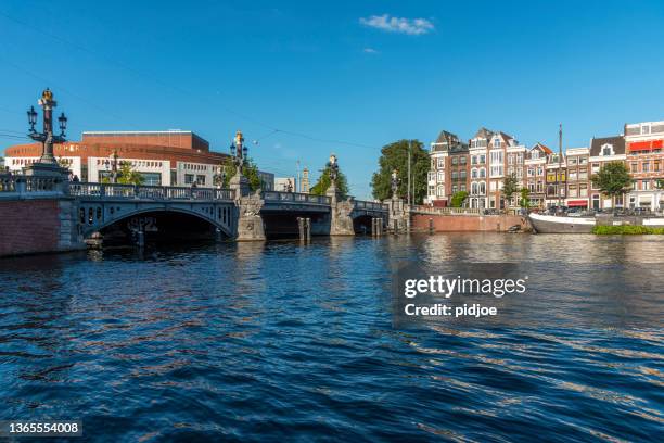 the blauwbrug (blue bridge) over the amstel river, amsterdam. - amstel stockfoto's en -beelden