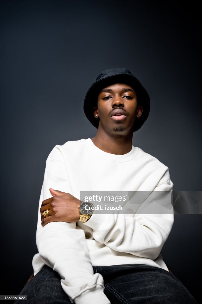 Beau jeune homme vêtu d’un sweat-shirt blanc