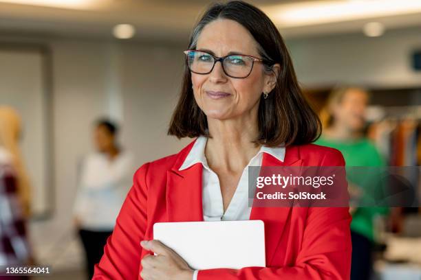 zuversichtlich geschäftsfrau - women power stock-fotos und bilder