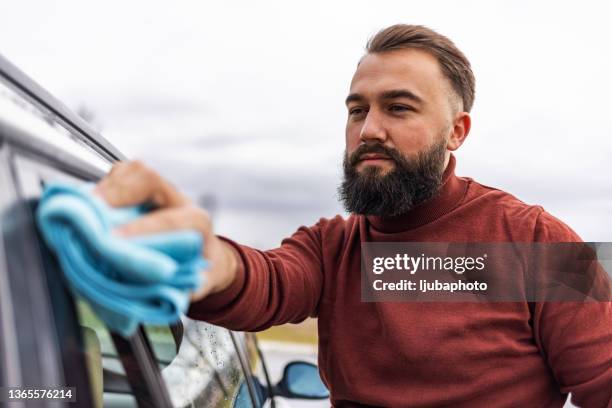 handsome mann waschen auto - mikrofaser stock-fotos und bilder
