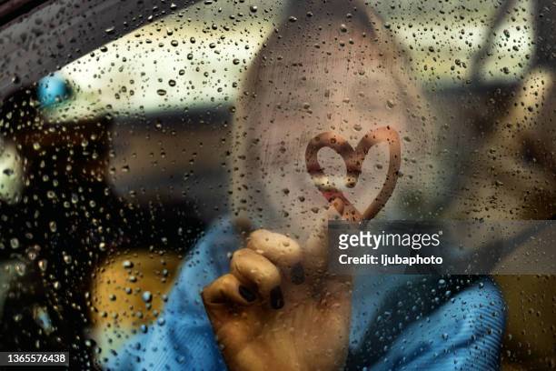 heart shape on car windshield - amour photos 個照片及圖片檔