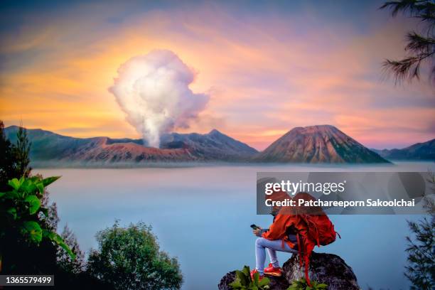 paradise - volcanic crater stockfoto's en -beelden