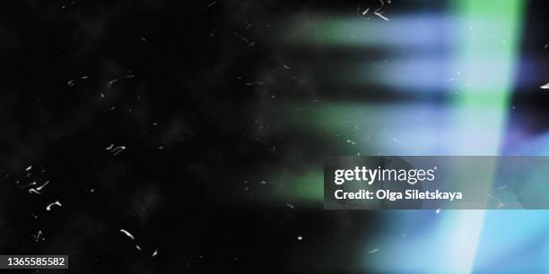 film glare, noise and scratches on a black background - efecto de película fotografías e imágenes de stock