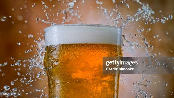 bierglas mit spritzwasser - beer luxury stock-fotos und bilder