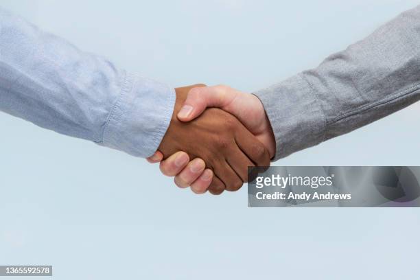 businessmen shaking hands - handschlag stock-fotos und bilder