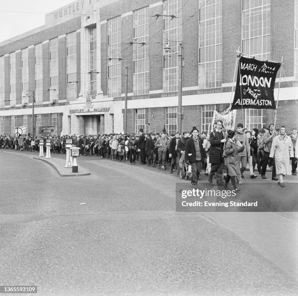 An anti-nuclear weapons Ban the Bomb march passes the Huntley and Palmers biscuit factory in Reading, UK, on their way from the Atomic Weapons...