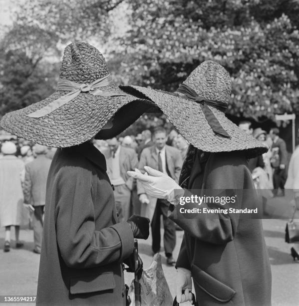 Miss J. Peacock and Miss R. Gibson wearing wide-brimmed straw hats at the Chelsea Flower Show in London, UK, 22nd May 1963.