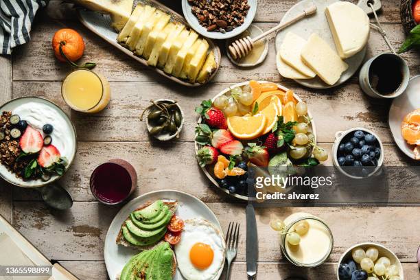 diferentes tipos de desayuno se sirven en la mesa - brunch fotografías e imágenes de stock