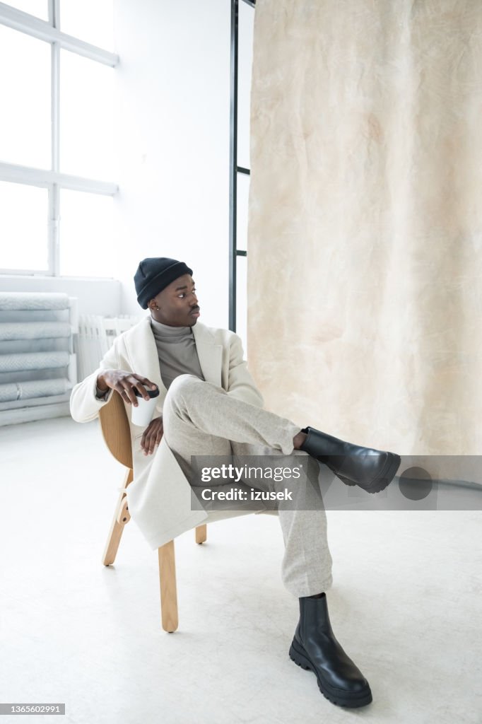 Elegante joven con abrigo blanco de invierno