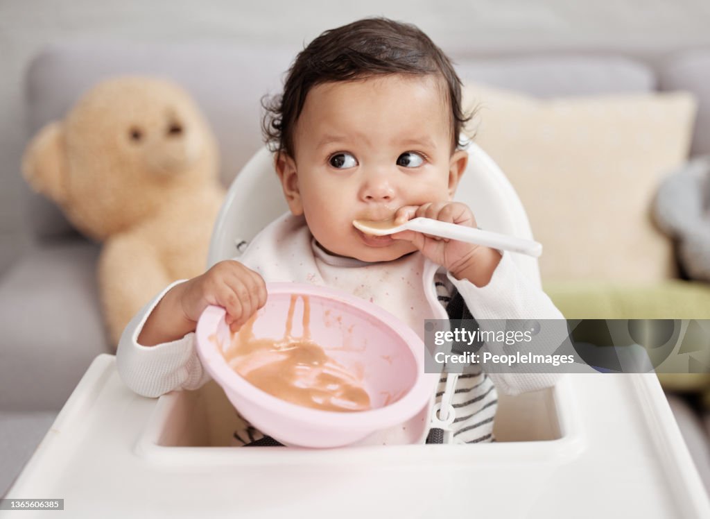 Scatto di un bambino che mangia un pasto a casa
