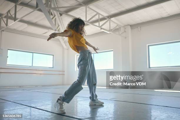 彼女のスタジオで練習魅力的な若い女性ヒップホップダンサーのフルレングスショット - 女性ダンサー ストックフォトと画像