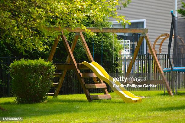 backyard playset - spielplatz einrichtung stock-fotos und bilder