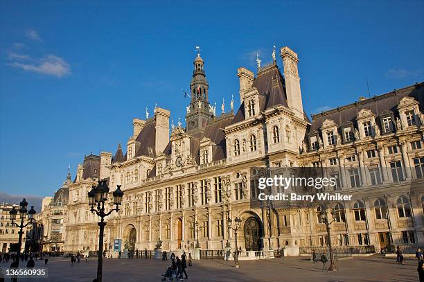 plaza and huge stone building. - hôtel de ville de paris photos et images de collection