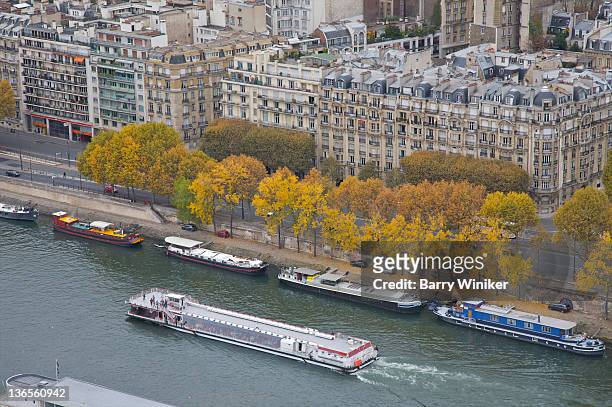 view from above of glass-topped boat on river. - bateau mouche stock pictures, royalty-free photos & images
