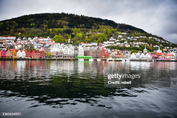 view of historic buildings along the vågen harbor in bryggen - bergen norway - 卑爾根 個照片及圖片檔