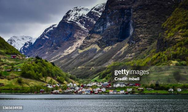 norwegian mountains and fjords of nærøyfjorden - undredal norway - dorp stockfoto's en -beelden