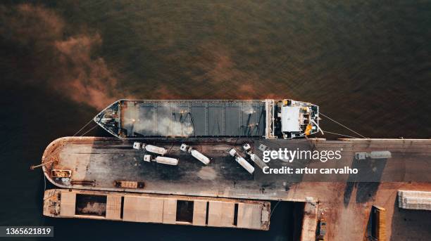 ship in the harbor and trucks from above - lossen stockfoto's en -beelden