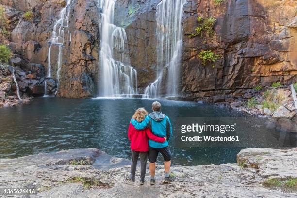 australia, victoria, halls gap, tourist couple admiring mackenzie falls in grampians national park - victoria australia stock-fotos und bilder