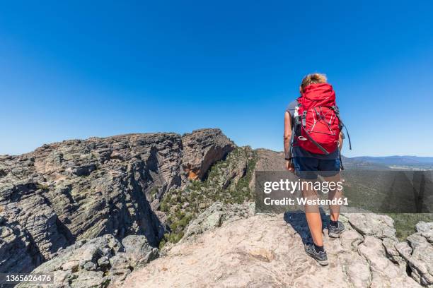 australia, victoria, female tourist admiring view from summit of hollow mountain - grampians stock pictures, royalty-free photos & images