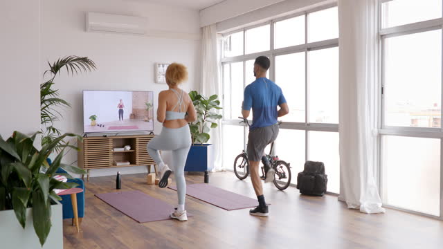 Couple e-learning cardiovascular exercise at home
