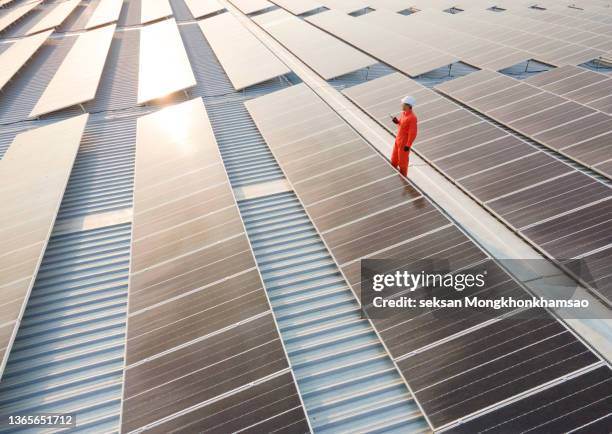 solar power plant,electrician working on checking and maintenance equipment - energia solar imagens e fotografias de stock