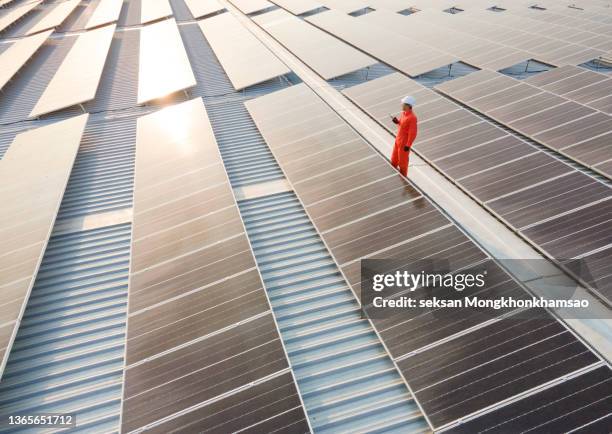 solar power plant,electrician working on checking and maintenance equipment - painel solar imagens e fotografias de stock