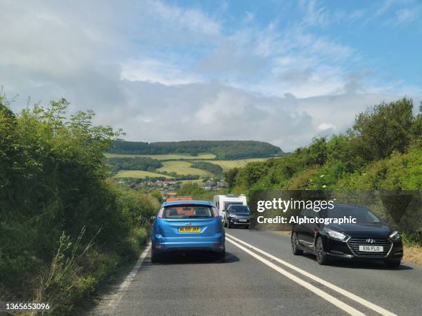 sommerverkehr in cornwall - caravan uk stock-fotos und bilder