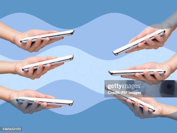 six woman's hands holding smart phones - privacy policy stockfoto's en -beelden