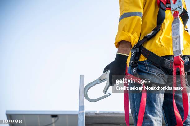construction worker wearing safety harness and safety line - safety harness stockfoto's en -beelden