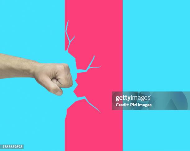 punching the wall - puñetazo fotografías e imágenes de stock
