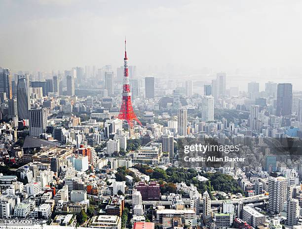 view over tokyo with tokyo tower - tokyo fotografías e imágenes de stock