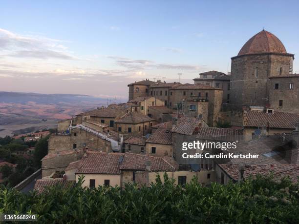 small tuscan town on a hill with view of the tuscan landscape - ボルテラ ストックフォトと画像
