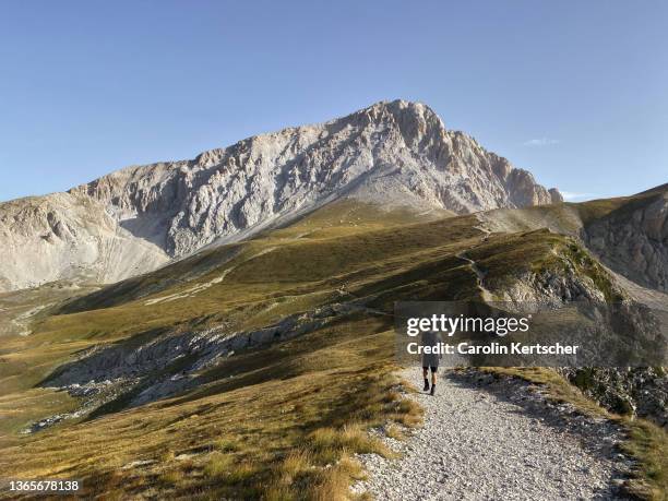 hiker in gran sasso national park - abruzzi foto e immagini stock