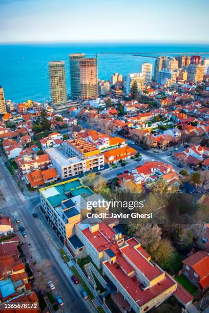 vista panorámica de la ciudad, el mar y los edificios. mar del plata, buenos aires, argentina. - la plata argentina stock pictures, royalty-free photos & images