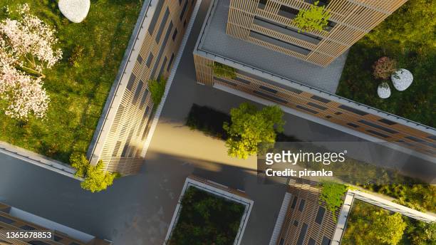 grüne gebäude von oben - dachgarten stock-fotos und bilder