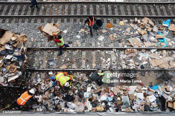 Clean Up Train Waste Train Photos and Premium High Res Pictures - Getty Images