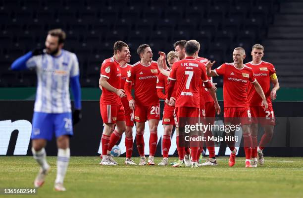 Bastian Oczipka of Union Berlin and his team mates celebrate after their teams second goal during the DFB Cup round of sixteen match between Hertha...