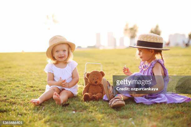 幸せな子供時代の瞬間ピクニック自然の概念 - headwear ストックフォトと画像